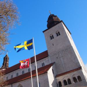 Visby domkyrka med flaggor 300